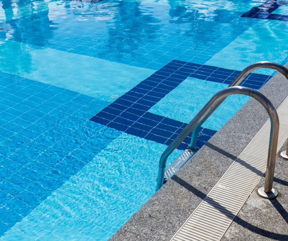 piscina con escalera